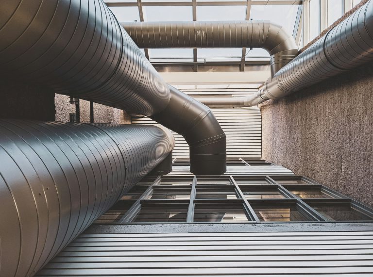 Sistemas de Ventilación Forzada y Control Ambiental en Plantas de Producción
